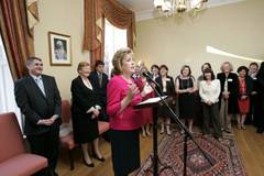 Irische Präsidentin Mary McAleese im Bahá'í-Zentrum in Dublin